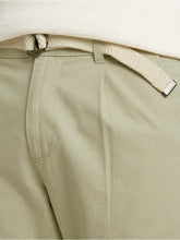 Ravne hlače Chino s pasom in gubami na sprednji strani
