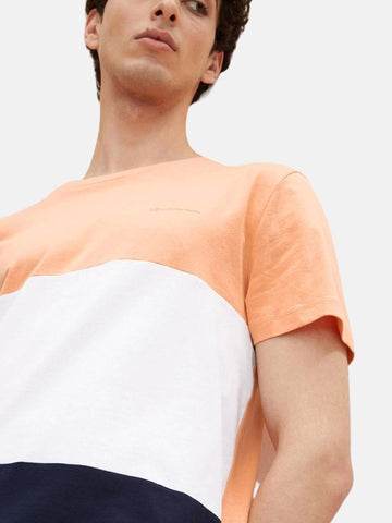Majica z barvnim blokom in majhnim logotipom na prsih